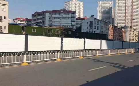 如何利用金屬圍擋確保高速公路行車安全？（高速公路金屬圍擋的應(yīng)用）