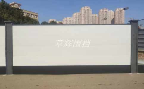金屬圍擋的材料選擇是否考慮到不同地區(qū)的氣候、環(huán)境和建筑需求等因素？